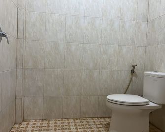 Hotel O Madame Guesthouse - Senggigi - Bad