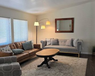 Come relax, work & enjoy country air. - Ashland - Living room