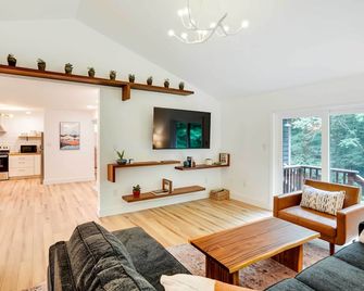 Fully Remodeled Saugerties Retreat on 7 Acres! - ساوجرتيس - غرفة معيشة