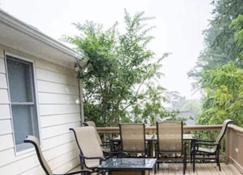 Hideaway By The Bay - Sunroom, bay view, propane fire pit, 6ft tall wood fence - North Beach - Patio