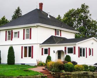 Linden Homestead: King Bed Cottage on Century Farm Property - Stanley Bridge - Building