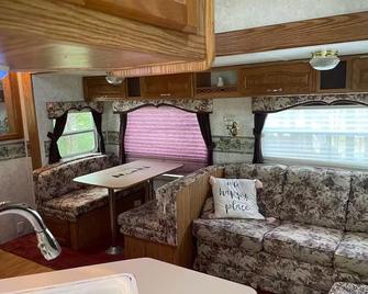 Cozy RV with AC and WiFi in charming Roan Mountain - Roan Mountain - Living room