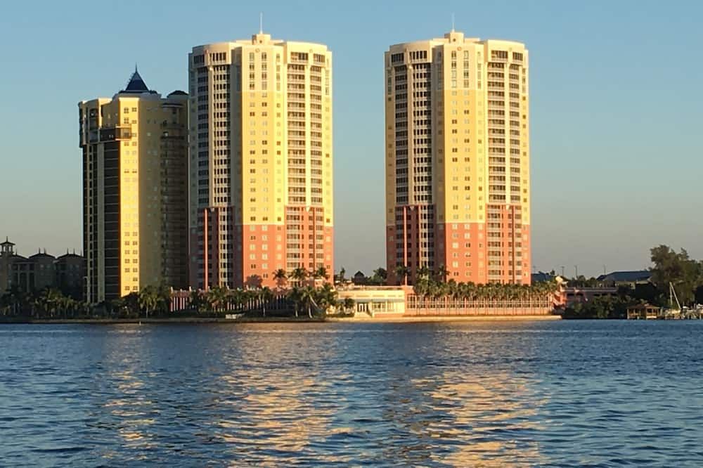 Building view of Upscale 9th Floor Water-Front 3 Br Condo In Downtown Fort Myers