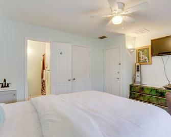 Pet-Friendly Stuart Studio Less Than 3 Mi to Downtown! - Stuart - Bedroom