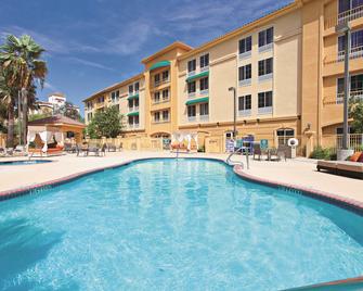 La Quinta Inn & Suites by Wyndham Santa Clarita - Valencia - Stevenson Ranch - Piscina