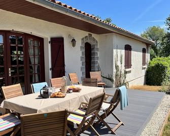 Family friendly 5 bedroom Gite with Private Heated Pool Set In 1 Acre - La Boissière-des-Landes - Patio