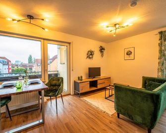 Exklusiv & Zentral: 1-Zi. Apartment mit Balkon Stellplatz - Bayreuth - Living room