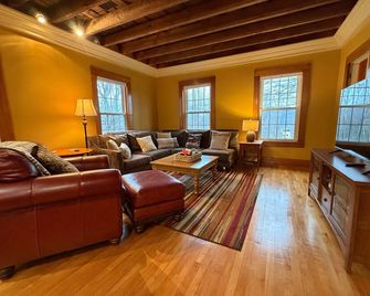 Mountain View Farmhouse Retreat in Waterbury, VT - Waterbury - Living room