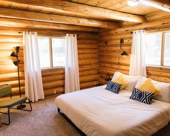 Modern-Cozy Log Cabin Near La Pine State Park - La Pine - Bedroom