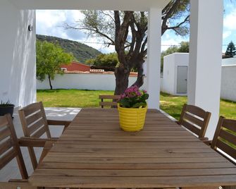 Villa in Los Caños de Meca of 600m2 plot next to the field and the beach. - Barbate - Innenhof