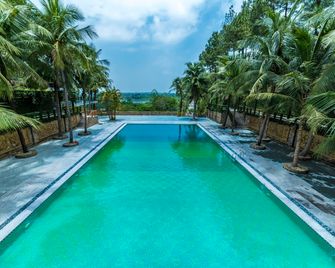 Sankofa Village Hill Resort and Spa - Huế - Pool