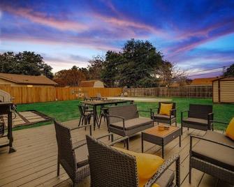 Upscale 3br 2ba Cozy Holiday Home With Pool & Grill - North Richland Hills - Patio