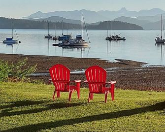 Spectacular beach front property with stunning view of coastal mountains. - Heriot Bay - Patio