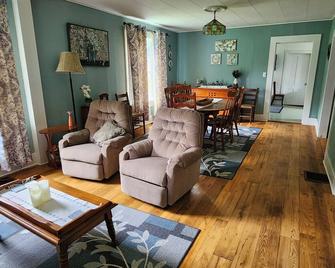 Treasured Farmhouse on South Bay, Lake MemphreMagog. - Newport - Living room