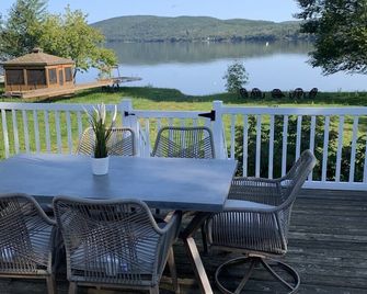 A Peaceful Waterfront Escape - La Perle du Lac - Dégelis - Balcón