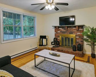 Boston Duplex w/ Foosball Table: 11 Mi to Downtown - Boston - Living room