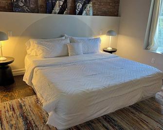 Historic Carriage House Apartment w/ Garage Parking - Detroit - Habitación