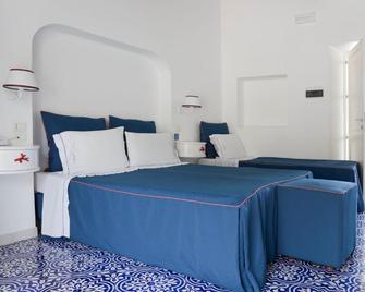 Hotel La Terrazza - Panarea - Schlafzimmer