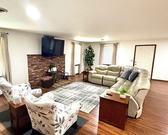 Serenity in Town 2-bedroom, 4 beds house in charming Farmington - Farmington - Huiskamer