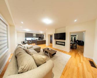 Home in Durham - Oshawa - Living room