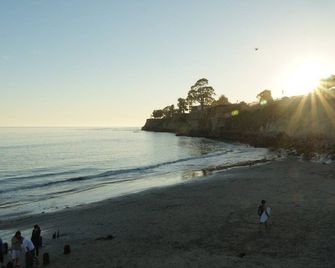 You are in the Heart of the Capitola Village! 16-092 - Capitola - Plage