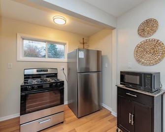 Casa CLE clean updated 2 bedrm home West Cleveland, pet friendly, fenced in yard - Cleveland