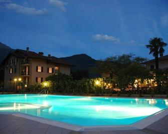 Bright And Modern Apartments With Pool And Beach And Luxurious Villas On The S - Domaso - Piscina