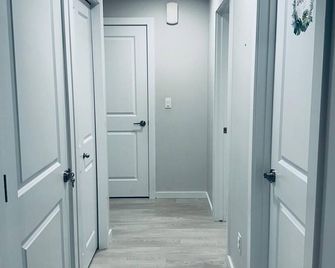1 bedroom Basement suite located in the Keswick neighborhood of SW Edmonton. - Edmonton - Flur