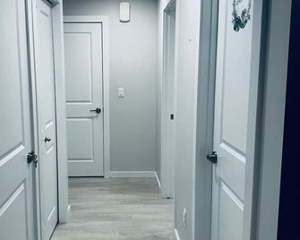 1 bedroom Basement suite located in the Keswick neighborhood of SW Edmonton. - Edmonton - Pasillo