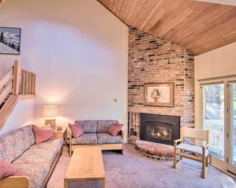 Charming Jackson Mountain Retreat on Golf Course! - Jackson - Living room