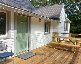 Shady Oaks Charming 2-bedroom cottage in Talladega - Talladega - Patio