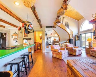 Hot Tub, Fire Pit and Grill Remote Springfield Home - Springfield - Living room