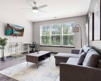 Luxurious King 2BR Suite in North Raleigh! - Raleigh - Living room