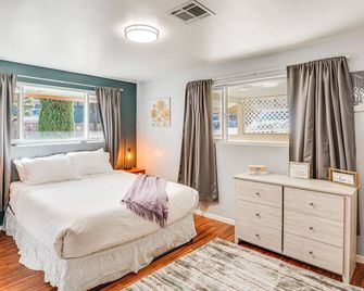 Bisbee Home w/ Private Parking & EV Charger! - Bisbee - Bedroom