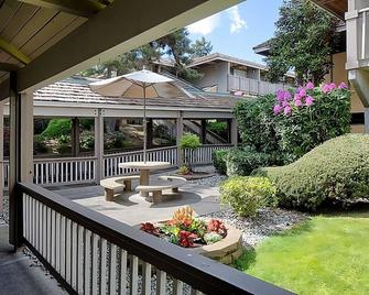 Budget-Friendly Accommodations at Red Lion Hotel Bellevue! Outdoor Pool - Bellevue - Patio