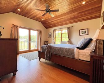 Large, Private Home Overlooking Majestic Field Near the Heart of West Tisbury - West Tisbury - Sypialnia