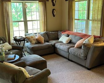 Peaceful Escape in the Woods - Lock Haven - Living room