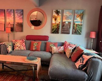 Indoor-Outdoor living for three - Honokaa - Sala de estar