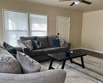 Updated House Great Location - Hanford - Вітальня