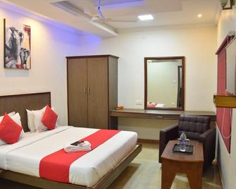 SS Hotels - Tiruppur - Bedroom