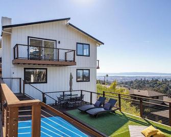 Charming 4-bedroom House With Pool and The Best Views in Oakland! - Oakland - Balcony