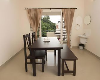 Thulasirams Service Apartments - Coimbatore - Dining room
