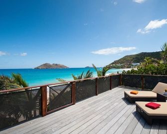 A delightful waterfront villa that sleeps up to 4 guest - Gustavia - Balcony