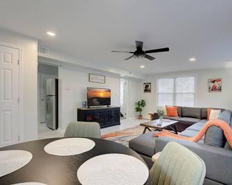 Anne and Freds Leonardtown Home - Leonardtown - Living room