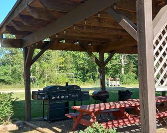 Cedar Falls Motel right next to Petit Jean State Park! - Morrilton - Patio