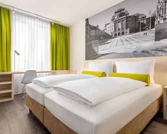 Super 8 by Wyndham Munich City North - Munich - Bedroom