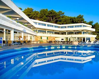 Resort Fontana - Jelsa - Bazén