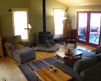 Luxury Lakefront Retreat on a Quiet Lake - Spooner - Living room