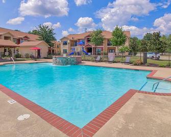 Magnolia Serenity: 2bd/1ba W/ Gym, Pool, Bbq Grill - Tupelo - Piscina