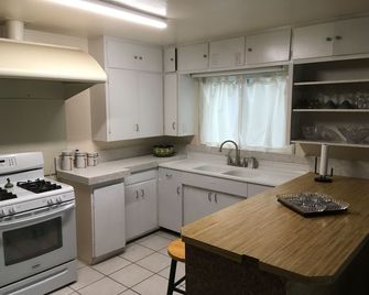 Omi's Bed and Breakfast Farm, Vineyard and Pool, Winter Texans welcome always - Schertz - Cocina